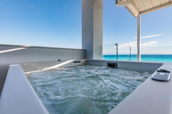Outdoor jacuzzi with sea view enjoy