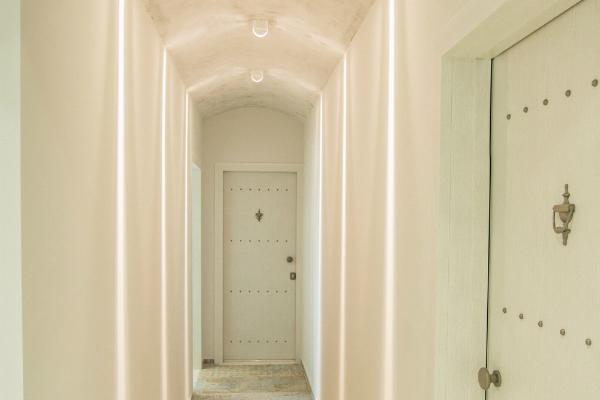 The corridor leading to the rooms is luxuriously decorated equally with all common areas and rooms. The doors of the rooms are all security doors.