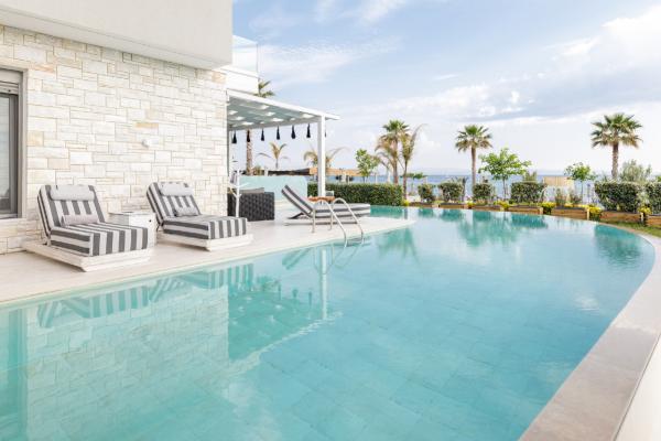 Η σουίτα Blue Carpet είναι μια από τις πιο πολυτελείς σουίτες του καταλύματος μας. Διαθέτει μια μεγάλη (king size) ιδιωτική εξωτερική πισίνα και πλήρως επιπλωμένη βεράντα με εκπληκτική θέα στη θάλασσα και τους καταπράσινους κήπους μας.