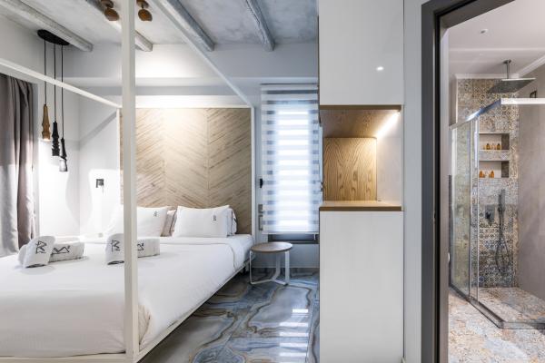 Experience the dream and luxury with the backdrop of the glorious light of the Greek sun and let your mind and soul travel to the magical blue of the Aegean.
 