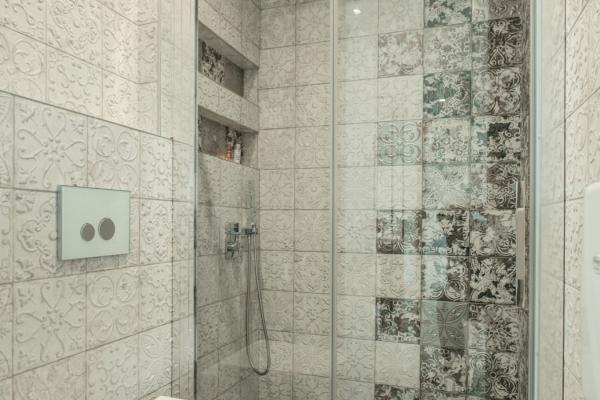 The Deluxe Suite Indoor Jacuzzi with Sea View is one of the most luxurious suites of our complex.