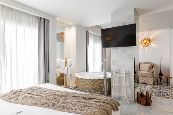 Η Deluxe Suite Indoor Jacuzzi with Sea View είναι μια από τις πιο πολυτελείς σουίτες του καταλύματος μας. 