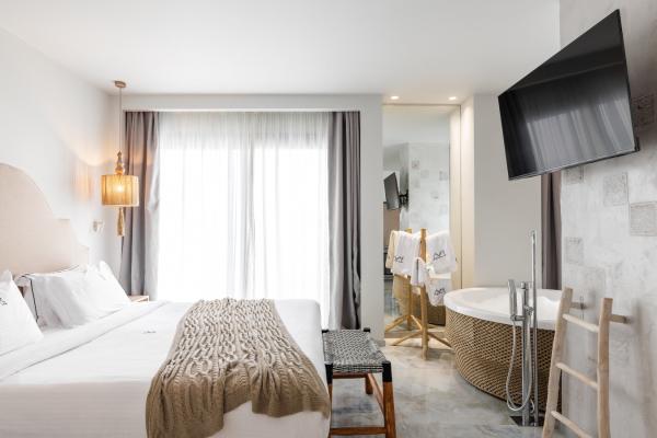 Διαθέτει εσωτερικό jacuzzi με απίστευτη θέα στα κρυστάλλινα νερά της καταγάλανης θάλασσας της Χαλκιδικής και τους καταπράσινους κήπους μας.