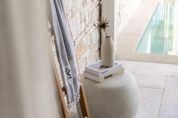 Relax and let the view of the vast blue created by the clear waters of the pool with the crystal clear waters of the sea.