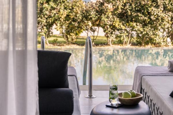 Relax and let the view of the vast blue created by the clear waters of the pool with the crystal clear waters of the sea.