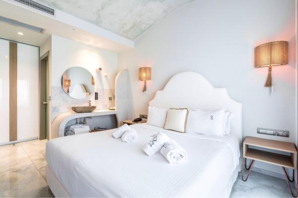 Relax and let the view of the vast blue created by the clear waters of the pool with the crystal clear waters of the sea