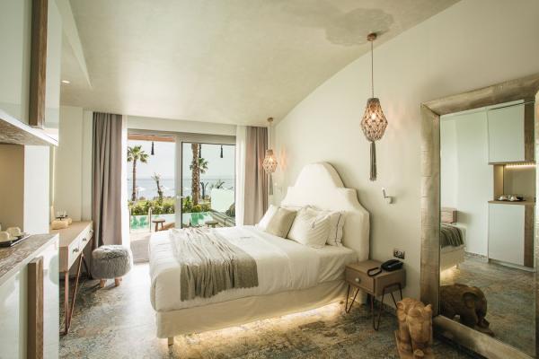 Relax in the private pool of the double suite and indulge in the unique view of the vast blue landscapes that the cool waters of the pool with the crystal clear waters of the sea, create. 