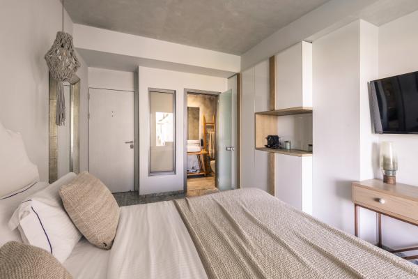 Relax in the private pool of the double suite and indulge in the unique view of the vast blue landscapes that the cool waters of the pool with the crystal clear waters of the sea, create. 