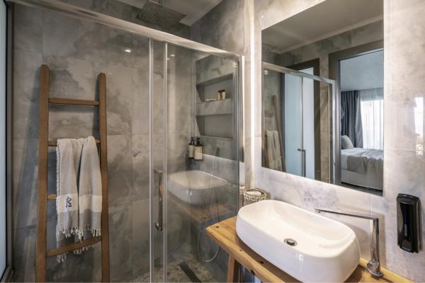 A private bathroom equipped with all necessary care products of the well-known NUXE company.