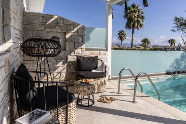 The minimal decor of the suite, perfectly harmonized to the peaceful landscape of the area, creates the right climate for your dreamy and tropical getaway.