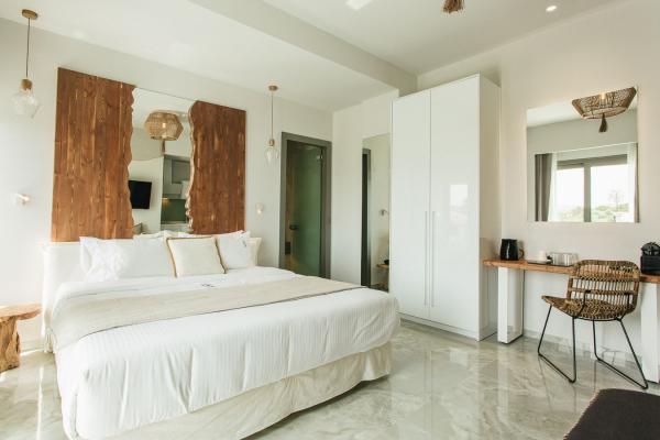The Cocomat ecobrom bed, the private bathroom with all the necessary care products of the well-known Nuxe company and all the luxurious amenities of our suites will take you to an ideal world of relaxation and enjoyment.