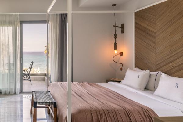 Overlooking the crystal clear waters of Halkidiki, the brand new and comfortable double suites are the ideal retreat for a romantic getaway with your partner.
