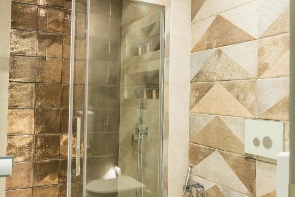 They have a downstairs bathroom and a shower in the top, both fully equipped with all the necessary care products of the well-known NUXE Company. 