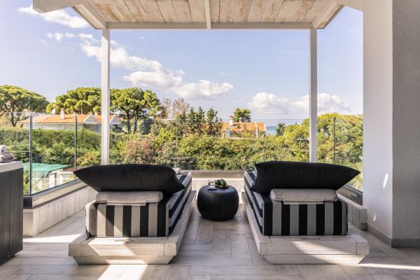 They are designed to offer a unique stay experience, with their layout guaranteeing a comfortable and functional hospitality of a four-member family or two couples.