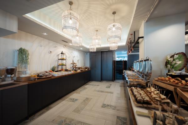 Chef, along with all the staff of our restaurant, is here to offer you excellent service and unforgettable memories of tastes and senses.