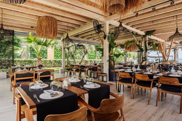 Restaurant Blue Carpet Luxury Suites