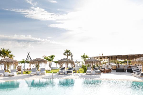 swimming pool bar