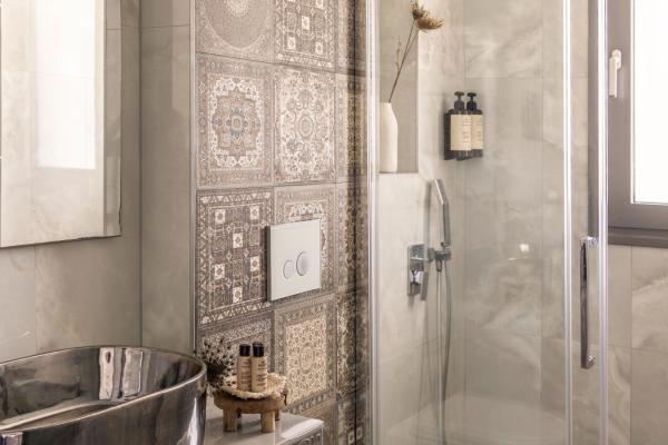 They have a downstairs bathroom and a shower in the top, both fully equipped with all the necessary care products of the well-known NUXE Company. 