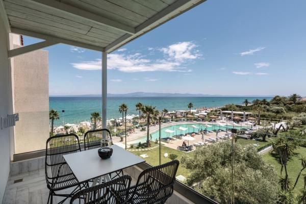 The interior minimal decoration with the thoughtful bohemian-chic details will create a sense of relaxation, serenity and tranquility and the spacious, fully furnished private terrace will create the right setting for delightful mornings and romantic sunsets.