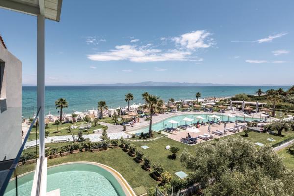 The interior minimal decoration with the thoughtful bohemian-chic details will create a sense of relaxation, serenity and tranquility and the spacious, fully furnished private terrace will create the right setting for delightful mornings and romantic sunsets.