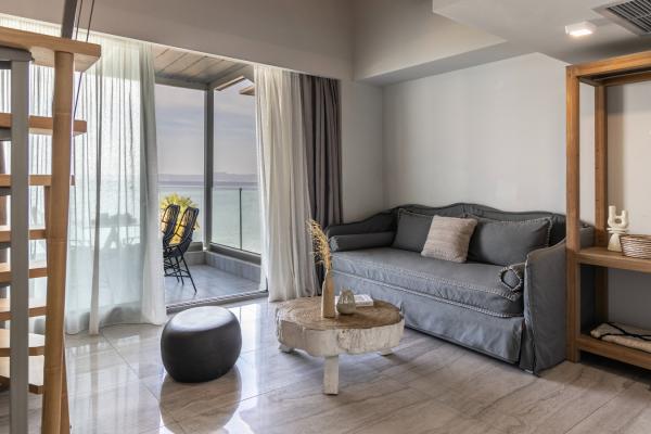 Take off your stay in Halkidiki with the special comforts of one of the 2-level maisonettes overlooking the sea and the lush gardens of our area. 