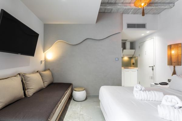 Triple suite private pool