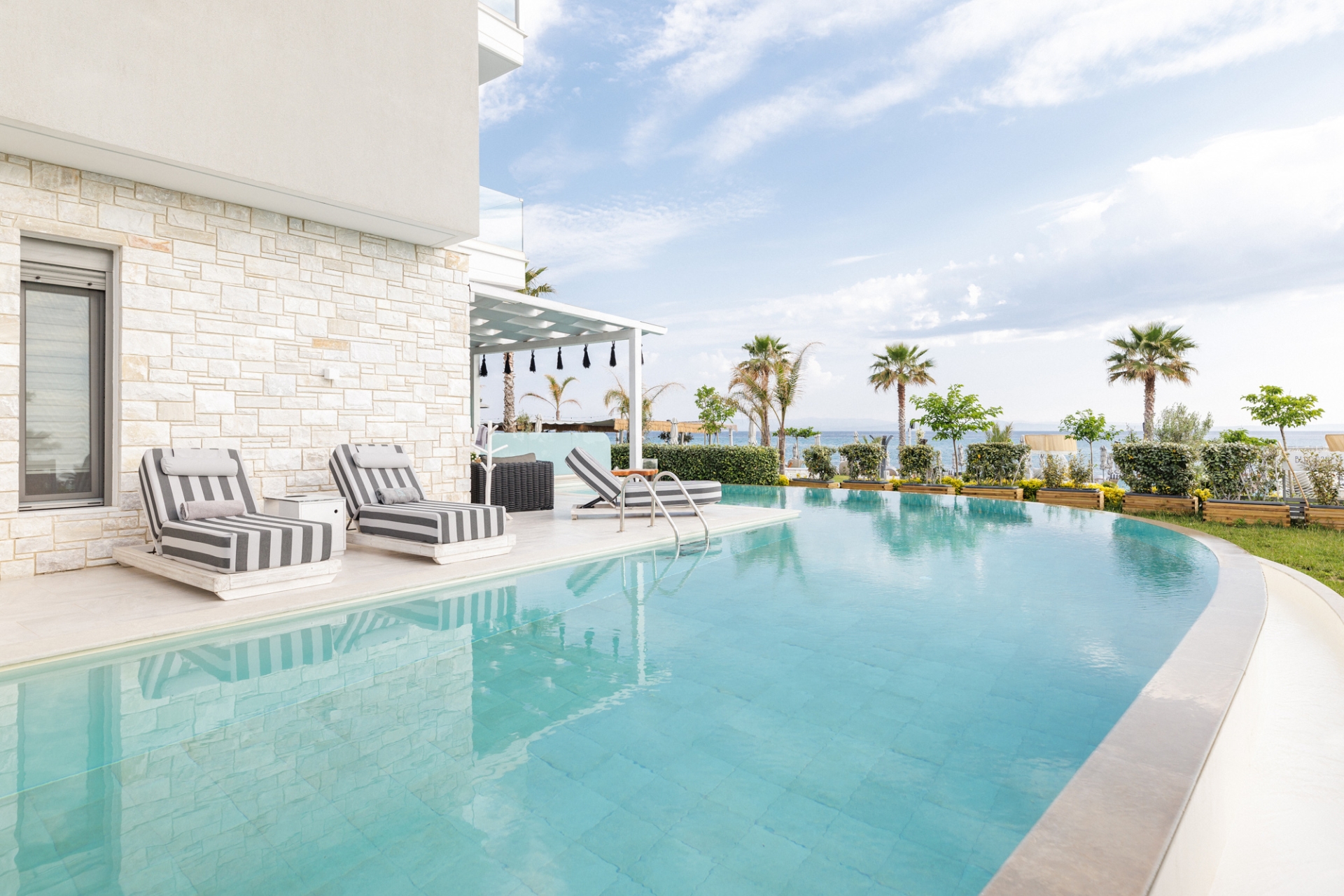 Blue Carpet Suite king size private pool / sea view